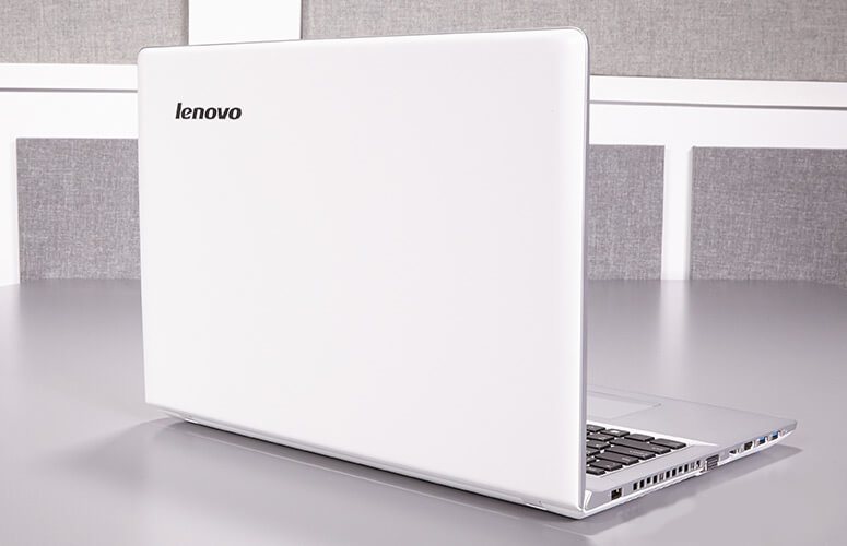Tampilan fisik Lenovo IdeaPad 500.