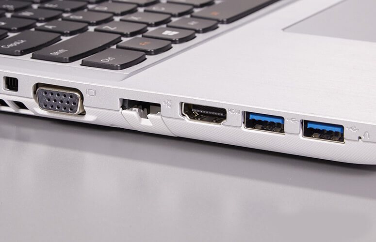 Port-port yang tersedia di laptop Lenovo IdeaPad 500.